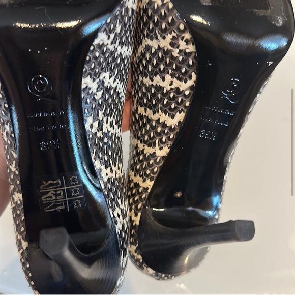 Alexander McQueen RARE black and white snakeskin round toe heels shoes size 39.5 - Picture 6 of 8